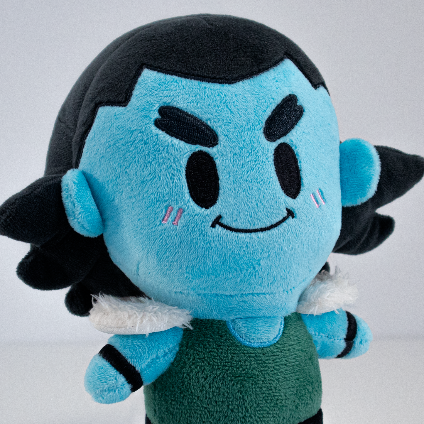 Detalle de la cara del peluche en versión cuqui y cute del dios nórdico Loki de Destripando la Historia. Con aspecto suave y adorable.