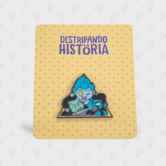 Pin metálico con Zeus, Hades y Poseidón, dioses griegos de Destripando la Historia.